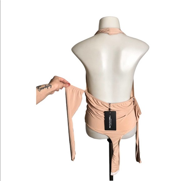 PrettyLittleThing | New Nude Contrast Stitched Low Cut Halter Snap Bodysuit - Picture 3 of 9